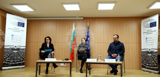Пътят пред украинските бежанци в Европа и в България - дискусия