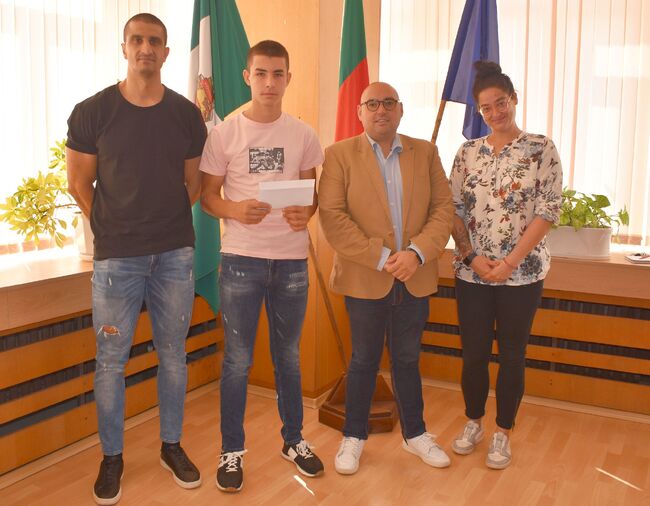 Община Разград: Колоездачът Георги Радославов получи парична награда за високи спортни постижения 