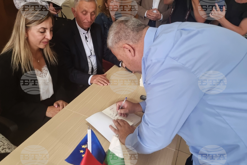 Албания - Село Големо Острени - Илияна Йотова - българско национално малцинство - среща