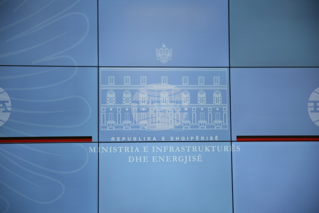 Споразумението с ЕИБ за финансиране на жп линията Дуръс-Рогожина е крайъгълен камък за развитието на жп транспорта в Албания, заяви Балуку