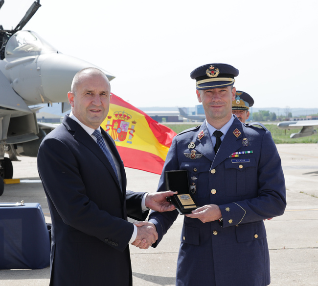 Държаният глава отличи с почетен знак на президента 14-о авиокрило от състава на испанските Военновъздушни сили