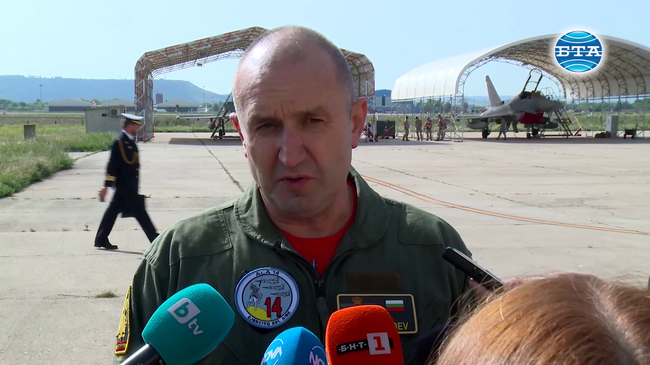 Необходима е "много трезва преценка за опустошителния потенциал на войната", заяви президентът Румен Радев след демонстрационен полет