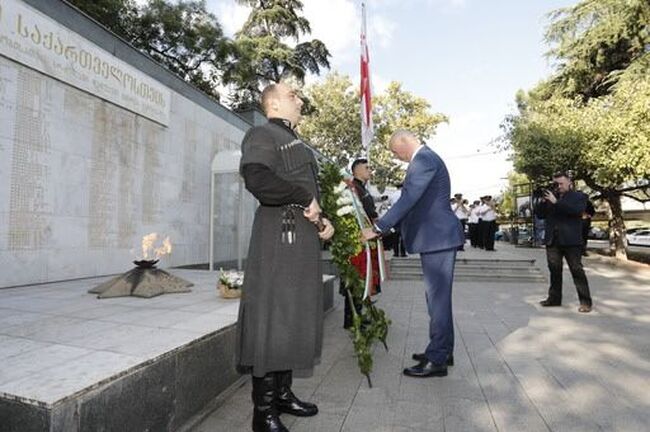 С церемония по полагане на венец на Паметника на загиналите за териториалната цялост на Грузия герои започна официалното посещение на председателя на парламента Росен Желязков в Грузия