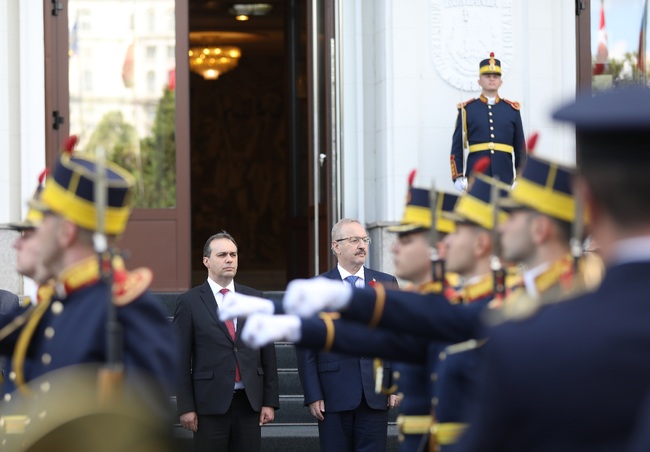 Министрите на отбраната на България и Румъния обсъдиха развитието на сътрудничеството в областта на отбраната на среща в Букурещ