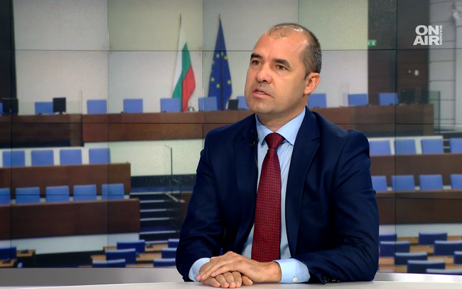 Деян Дечев: Министър Вътев няма да излезе сух от ситуацията, след като предаде земеделските производители и международните ни партьори