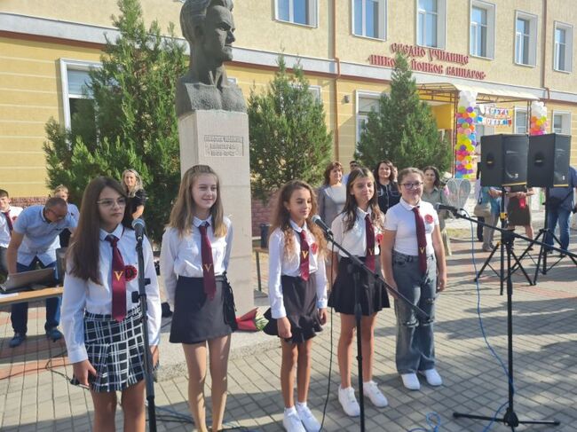 Първият звънец удари за 100 първокласника в Момчилград