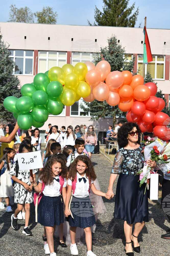 Кметът на Джебел Неджми Али откри учебната година в Средно училище „Христо Ботев" в града