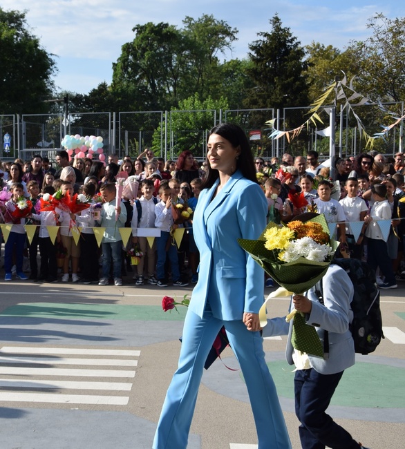 Заместник областният управител Ани Арутюнян поздрави ръководството и възпитаниците на ОУ „Иван Вазов“ и СУ „Цар Симеон Велики“ по случай началото на новата учебна година