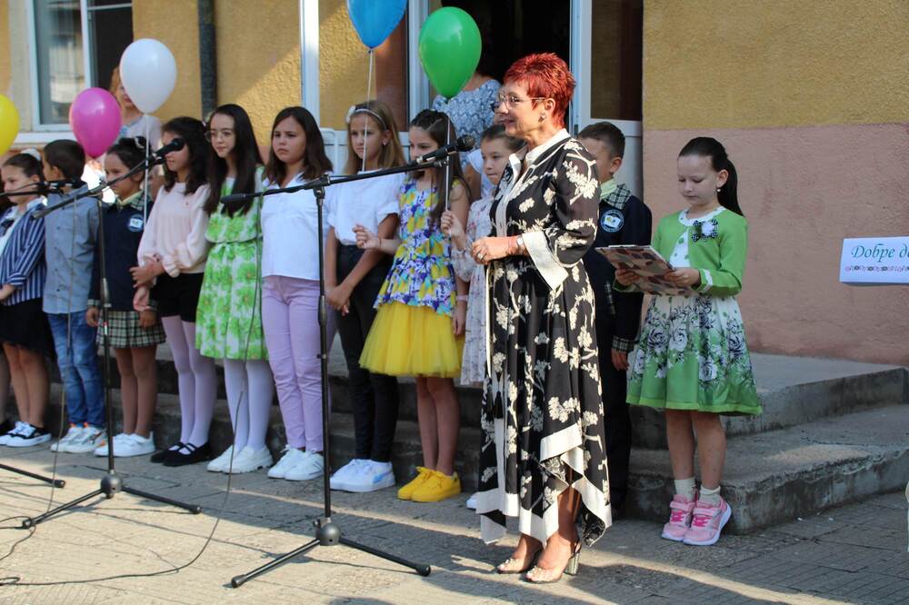Община Тетевен: Д-р Мадлена Бояджиева откри новата учебна година в две от училищата в Тетевен