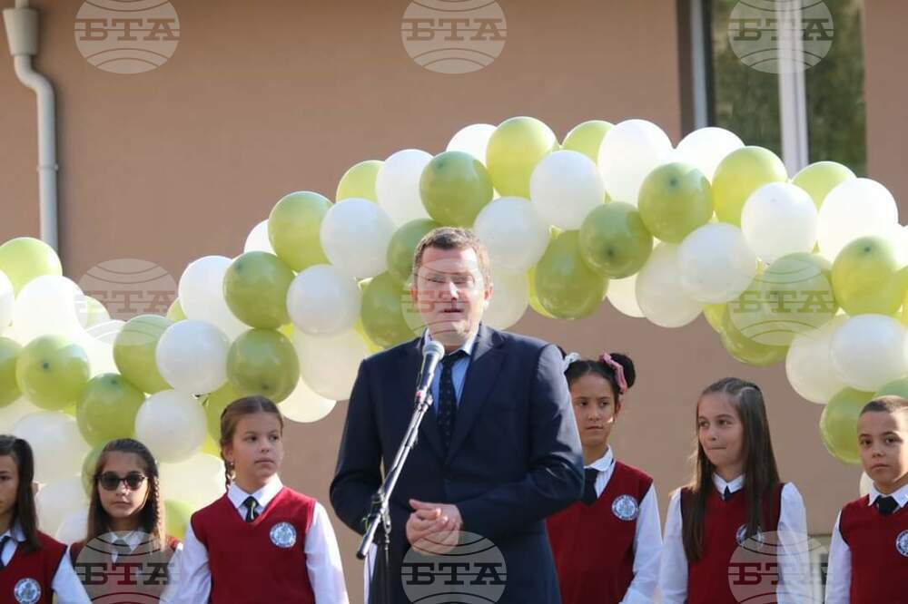 Кметът Станислав Владимиров откри новата учебна година в две пернишки училища