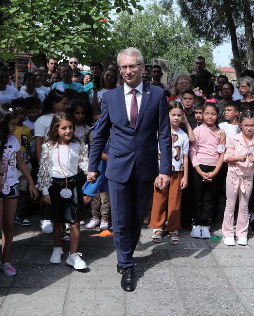 Премиерът акад. Денков би училищния звънец в София и въведе първолаците в клас в Караджово