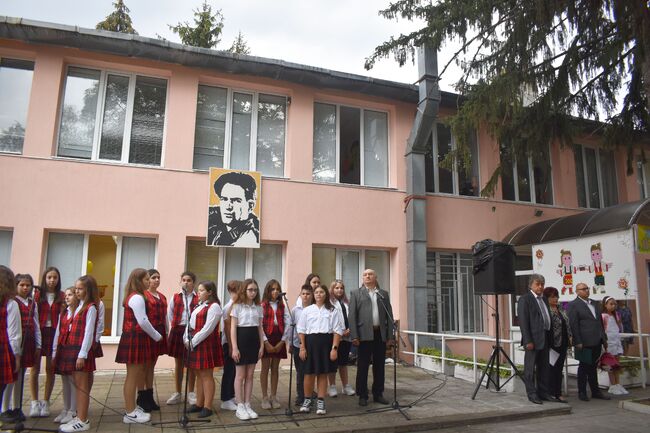 Заместник-кметът Добрин Добрев бе гост на откриването на учебната година в ОУ“Н.Й.Вапцаров“-Разград, представители на Община Разград уважиха празниците в още 18 училища