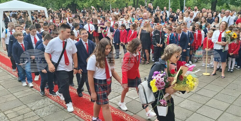 Учебната година започва безпроблемно във всички училища в Шуменско