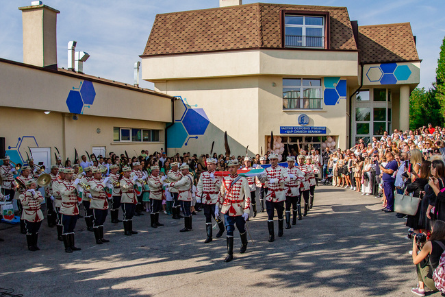Фондация Българска Памет: Гвардейският оркестър, ансамбъл "Българе" и хорът на Ваня Монева откриха учебната година в столично училище
