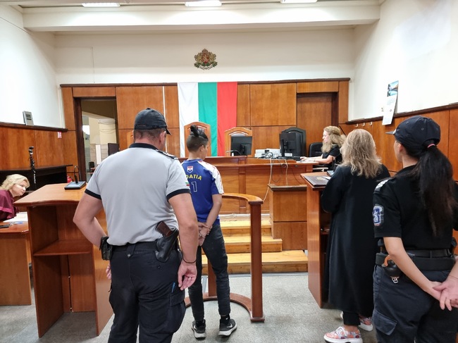 Съдът остави в ареста 16-годишното момиче, ранило с нож свой връстник в Ямбол