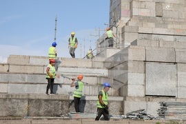 Паметник на Съветската армия - работници - скеле