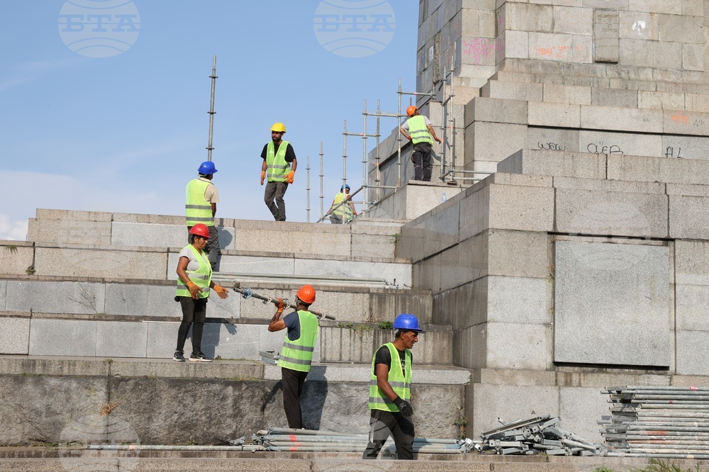 Паметник на Съветската армия - работници - скеле