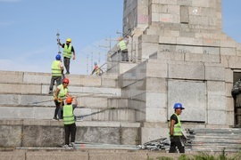 Паметник на Съветската армия - работници - скеле