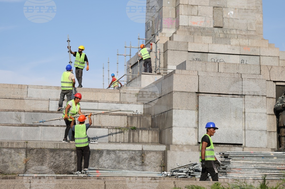 Паметник на Съветската армия - работници - скеле