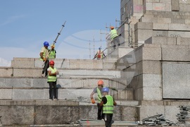 Паметник на Съветската армия - работници - скеле