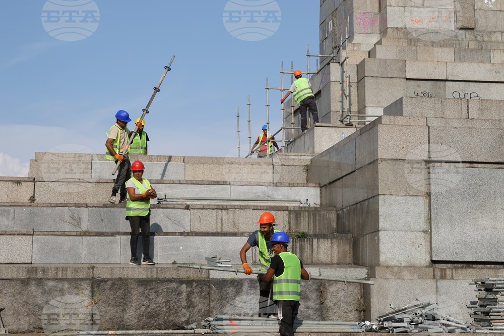 Паметник на Съветската армия - работници - скеле