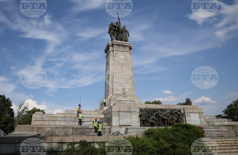 Паметник на Съветската армия - работници - скеле