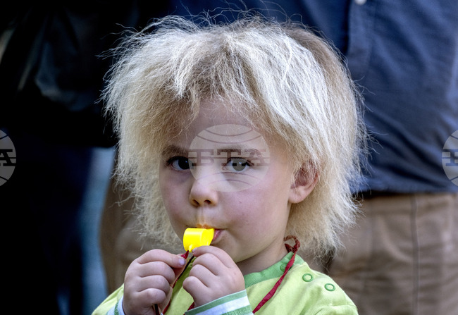 Германски пожарникари извадиха момиче, заклещено в пералня