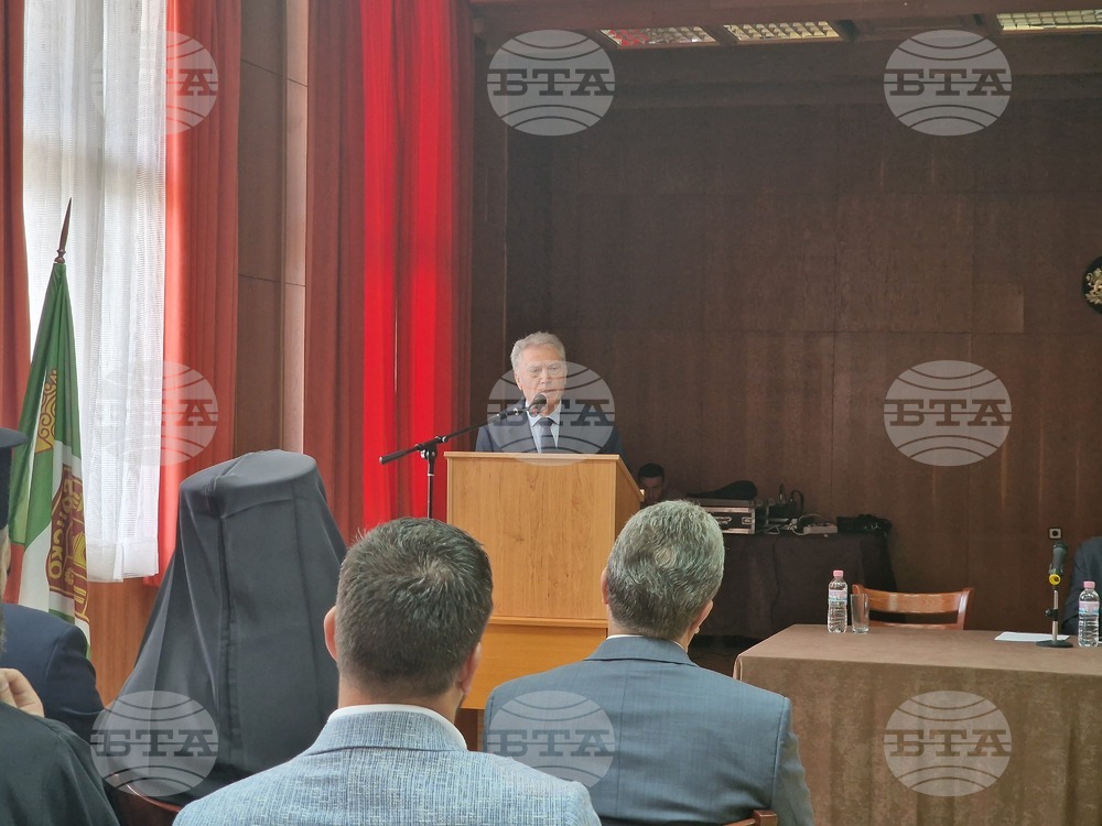 Убеден съм, че вие младите хора, ще бъдете достойни последователи на делото на всички учители, каза ректорът на Югозападния университет „Неофит Рилски“ проф. д-р Борислав Юруков