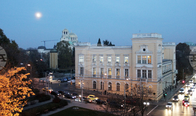 Изготвя се проект за инсталиране на обезопасителни мрежи по фасадите на Централния военен клуб в София, посочва министър Атанас Запрянов 