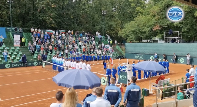 Двубоят между България и Казахстан за Купа "Дейвис" започна с 30-минутно закъснение заради дъжда тази сутрин в София