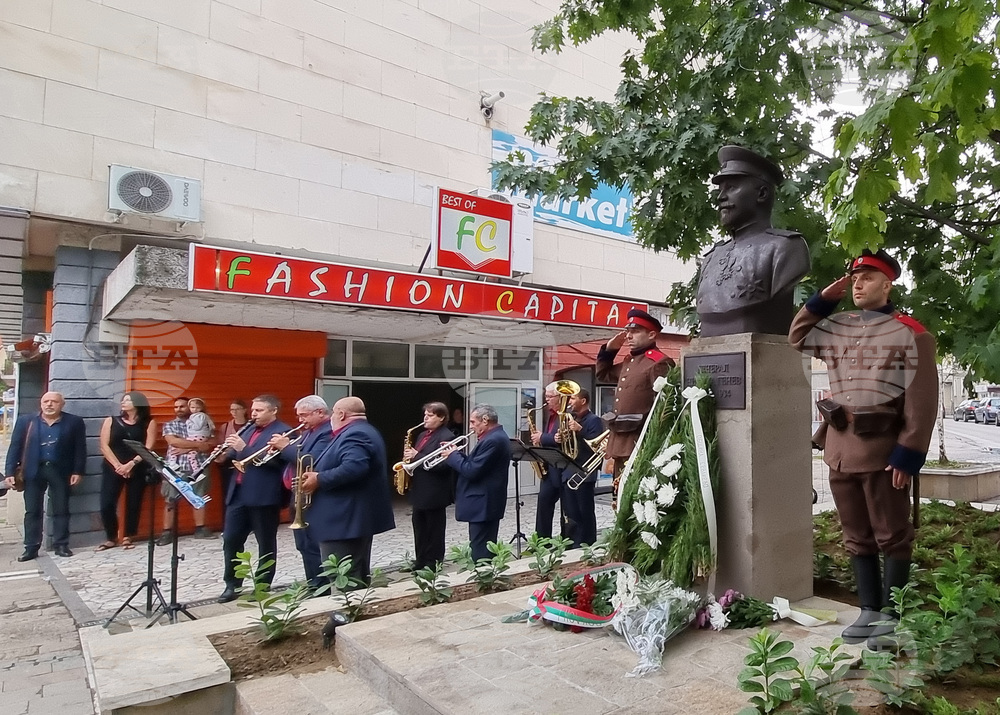 Севлиево - генерал Никола Генев - бюст-паметник - откриване