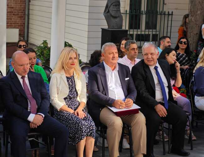 Министър Зарица Динкова се срещна с учениците от Българското неделно училище в Истанбул