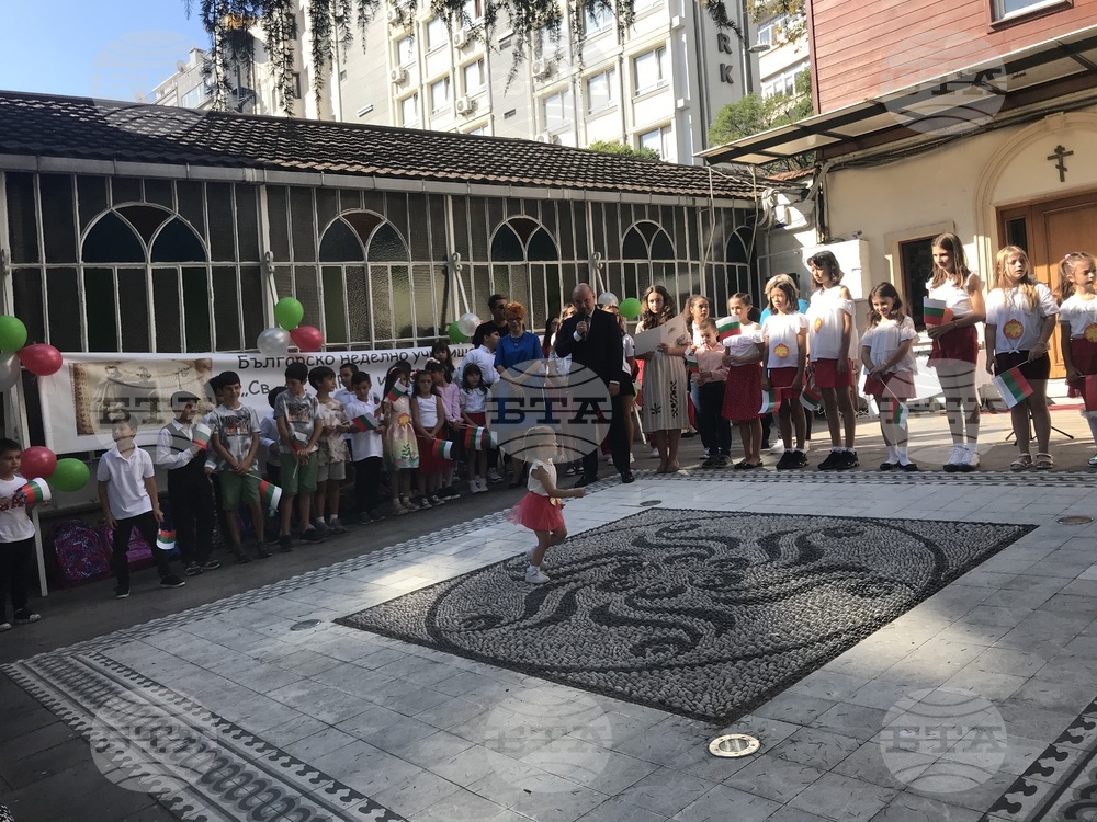 В българското неделно училище "Св. св. Кирил и Методий" в Истанбул днес тържествено бе открита новата учебна година