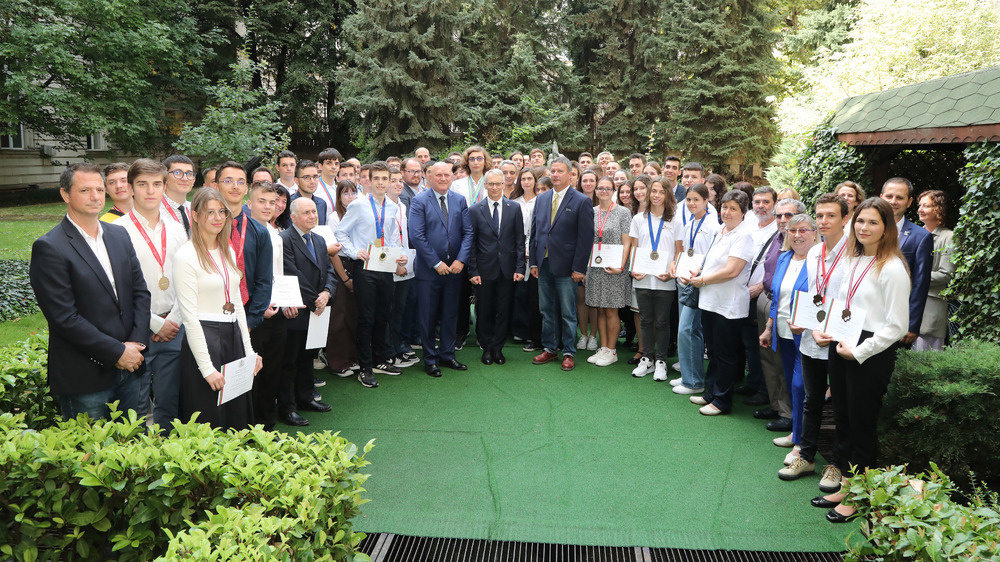 Премиерът акад. Денков към медалистите по природни науки: Аз съм един от вас