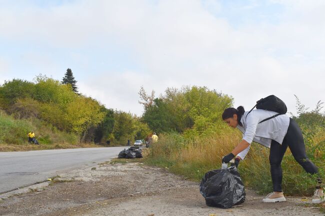 Служители в Община Разград се включиха в кампанията „Да изчистим България заедно”