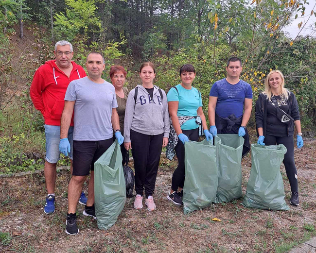 Масово участие на общинската администрация в Ловеч в акцията „Да изчистим България заедно“