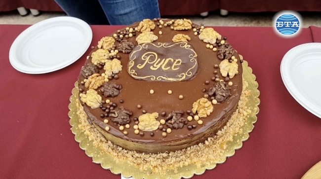 Трийсет и четирима любители сладкари представиха своите умения на фестивал на тортата "Гараш" в Русе