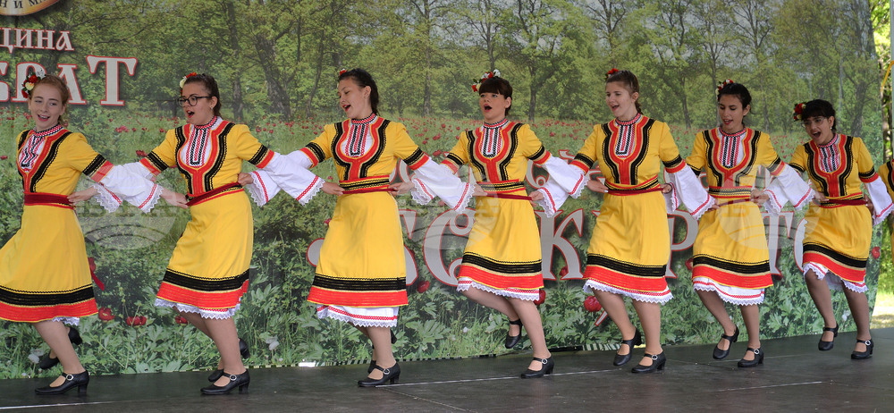 Фестивалът „Божурите“ събира почитатели на фолклора в Кубрат