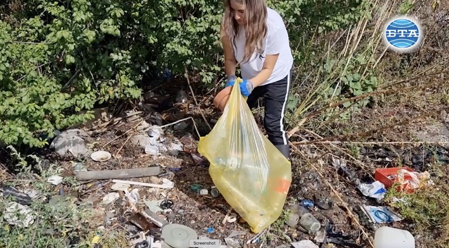Доброволци участваха в почистване на плодородни места край река Струма, превърнати в сметище