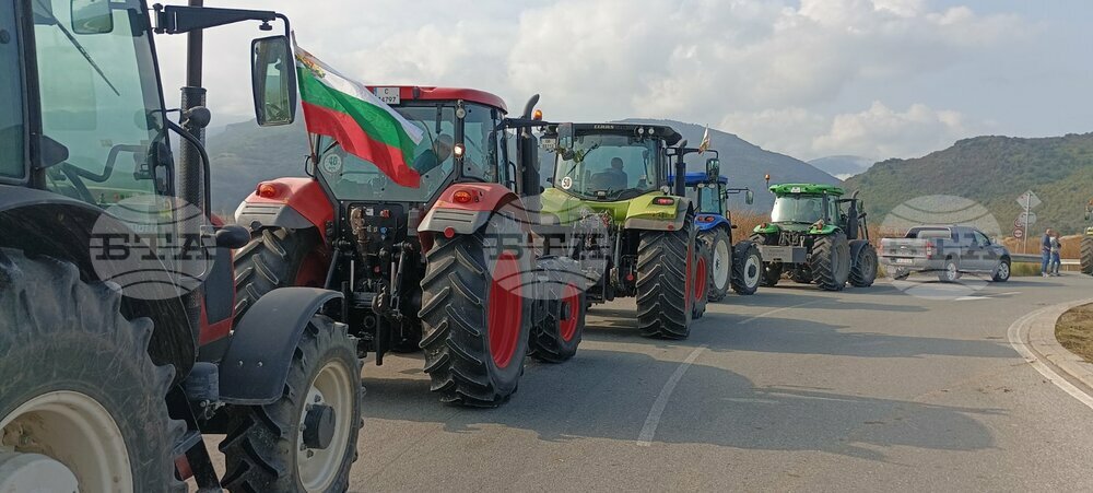 В знак на протест земеделски производители затвориха главния път София – Варна при п. в. „Боаза“