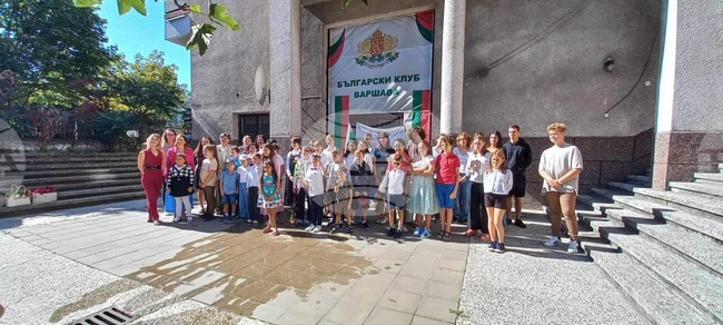 Тържествено откриха новата учебна година в Българското училище „Дора Габе“ във Варшава и във филиала му в Краков