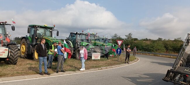 Ловеч - АМ "Хемус" - земеделски производители - протест