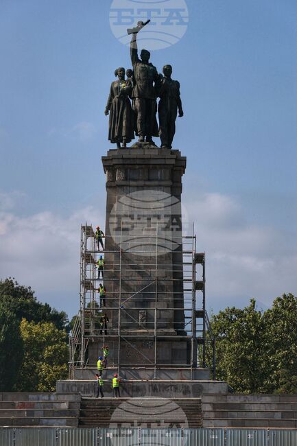 Паметник на съветската армия - строително скеле - изграждане
