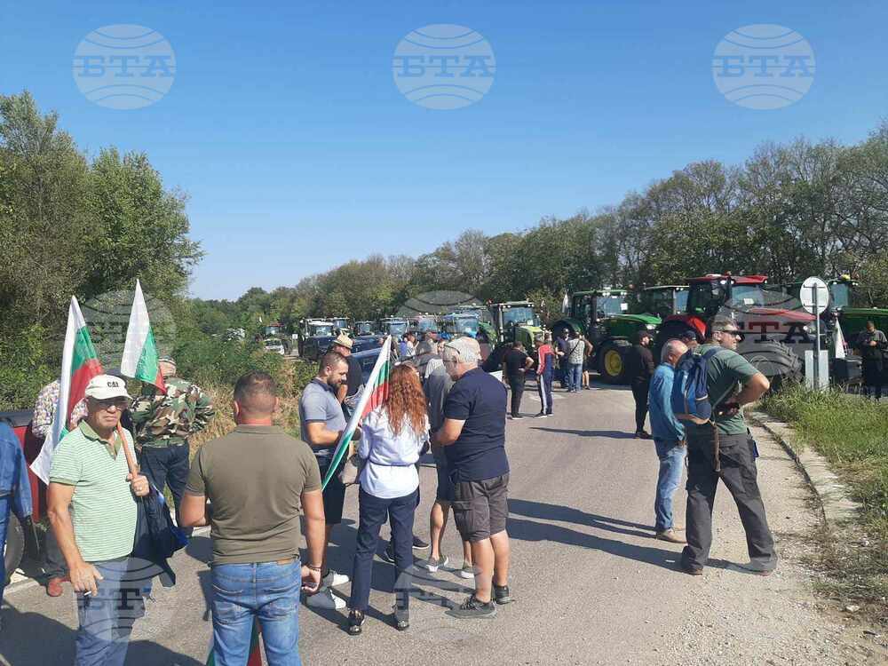 Към 10:00 часа е блокиран пътят Русе - Силистра при кръстовището на Старо село, движението е преустановено, информират от МВР