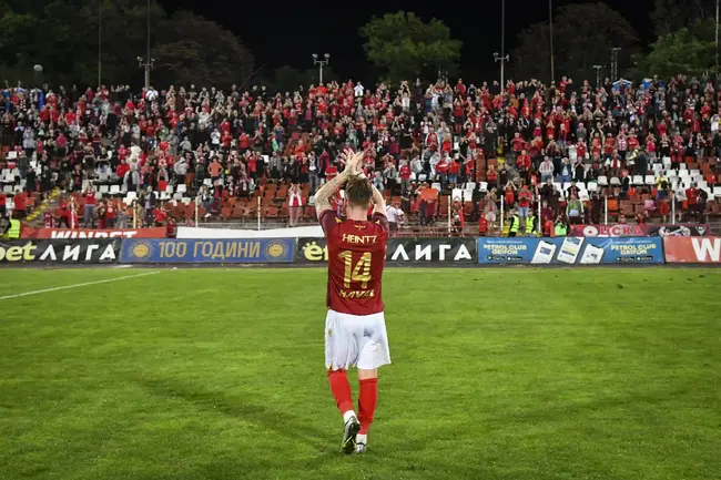 Зрител на шведски футболен мач нахлу на терена и опита да удари футболисти на съперника, срещата все пак се доигра