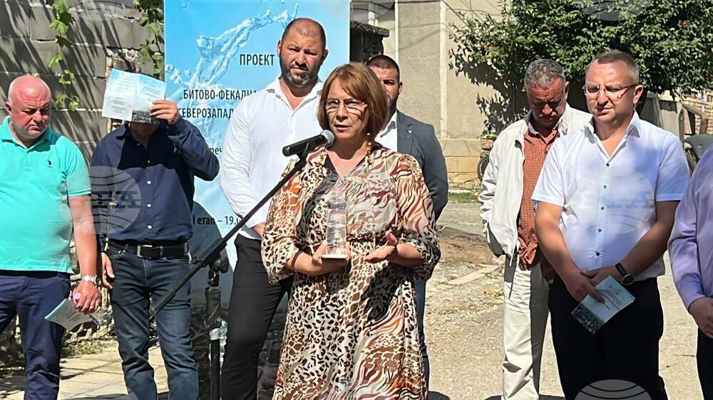 Със символична първа копка започна изграждането на канализация в казанлъшкото село Копринка