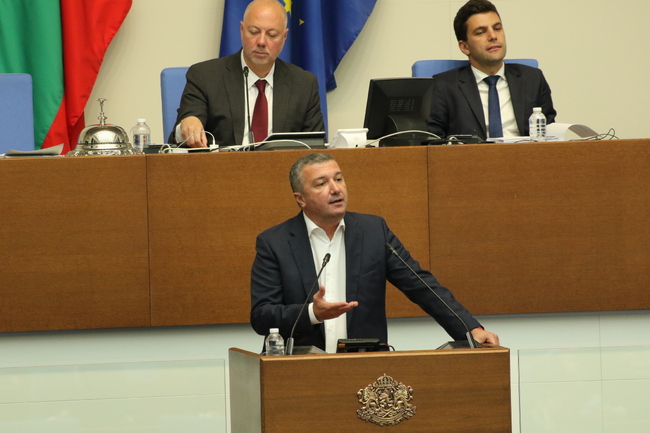 Драгомир Стойнев към управляващите: Целта ви е да усвоите 850 млн. евро от ПВУ, не ви интересува, че българските граждани ще плащат скъп ток