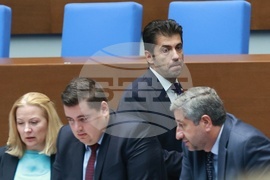 Парламент - извънредно заседание