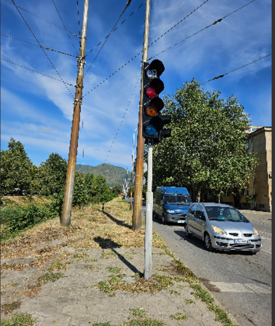 Община Сливен: Възстановен е светофарът на „стъкленото" кръстовище