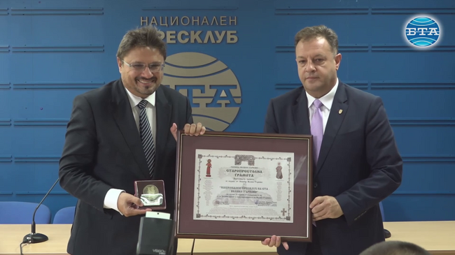 Старопрестолна грамота и знак „Златна перпера“ получи Националният пресклуб на БТА във Велико Търново от кмета на града Даниел Панов